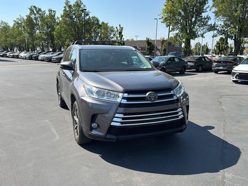 Used 2018 Toyota Highlander XLE AWD/4WD image 11
