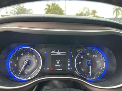 Used 2019 Chrysler Pacifica Touring-L image 4