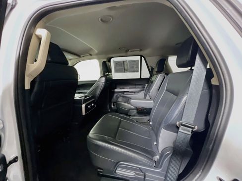 Used 2024 Ford Expedition XLT RWD image 28