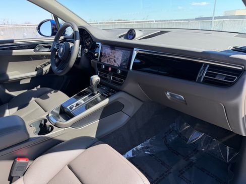 Certified 2025 Porsche Macan image 17
