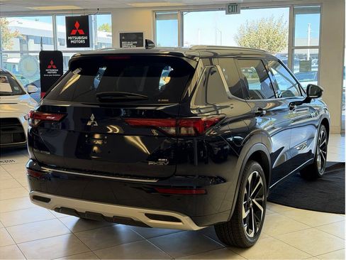 Used 2025 Mitsubishi Outlander 4WD Plug-In Hybrid image 5
