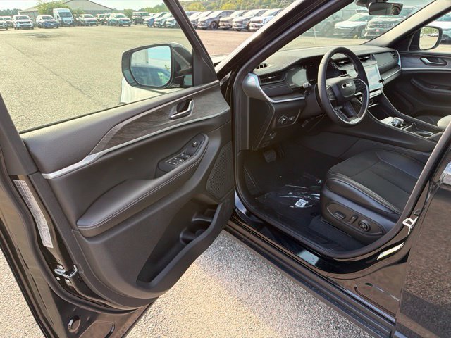 New 2026 Jeep Grand Cherokee Altitude AWD/4WD image 11