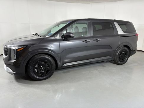 Used 2025 Kia Carnival FWD image 5