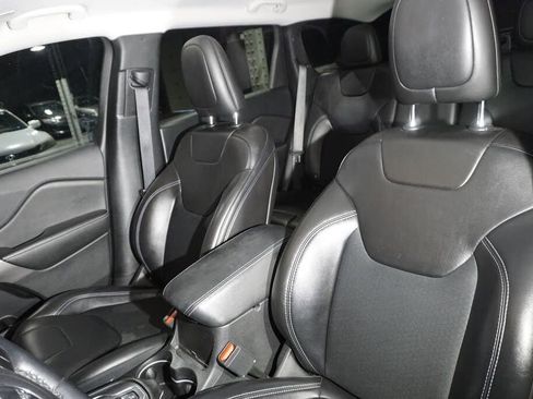 Used 2019 Jeep Cherokee Latitude Plus w/ Cold Weather Group AWD/4WD image 10