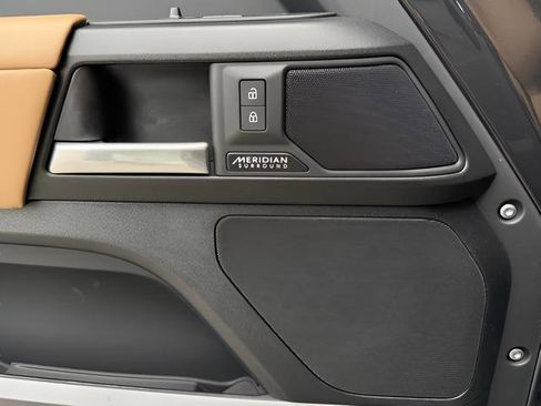 New 2025 Land Rover Defender 90 V8 image 18