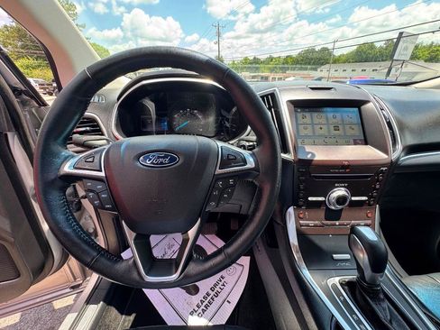 Used 2017 Ford Edge Titanium w/ Technology Package FWD image 12