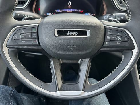 Used 2023 Jeep Grand Cherokee Altitude image 3