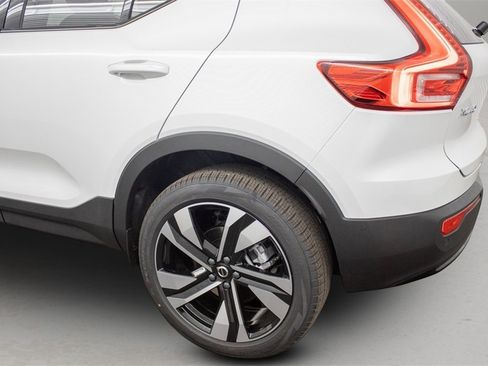 Certified 2025 Volvo XC40 B5 Plus image 13