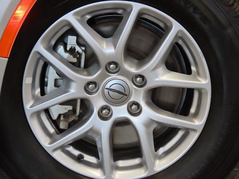 Used 2024 Chrysler Pacifica Touring-L FWD image 6