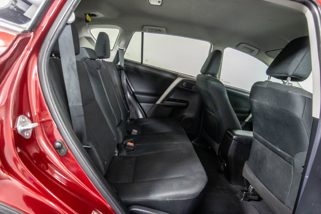 Used 2018 Toyota RAV4 LE FWD image 11