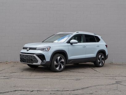 Certified 2025 Volkswagen Taos SE w/ Panoramic Sunroof Package