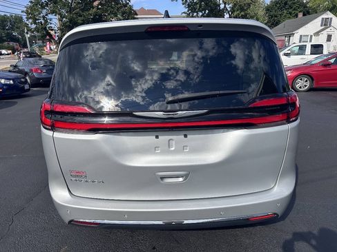 Used 2024 Chrysler Pacifica Touring-L FWD image 5