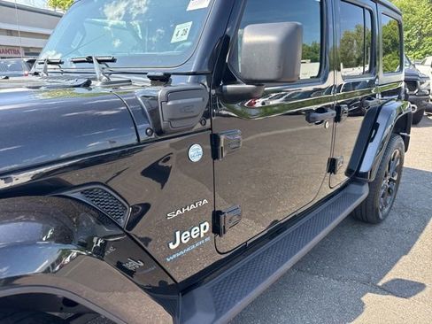 Used 2023 Jeep Wrangler Unlimited Sahara AWD/4WD image 4