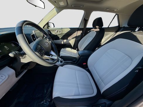 Used 2024 Hyundai Venue SEL image 17