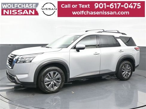 Used 2024 Nissan Pathfinder SV image 2