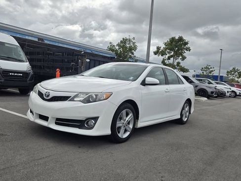 Used 2014 Toyota Camry SE image 3