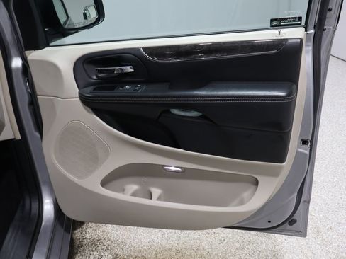 Used 2014 Chrysler Town & Country Touring image 22