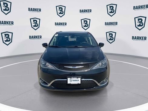 Used 2018 Chrysler Pacifica Touring Plus w/ Tire & Wheel Group FWD image 4