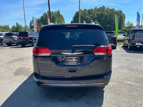 Used 2020 Chrysler Pacifica Touring-L FWD image 6