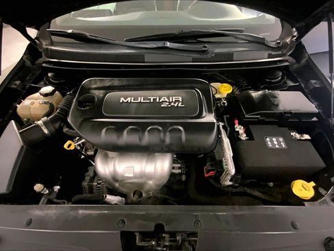 Used 2017 Chrysler 200 Limited Platinum w/ Mopar Interior Package FWD image 10