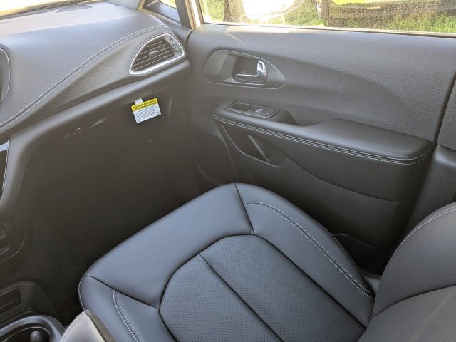 New 2026 Chrysler Pacifica Select FWD image 19