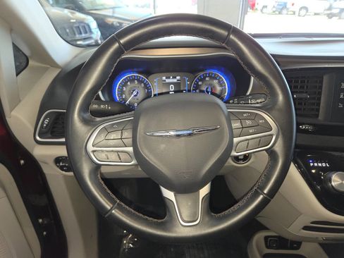 Used 2017 Chrysler Pacifica Touring-L FWD image 35