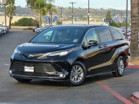 Used 2021 Toyota Sienna XLE image 2