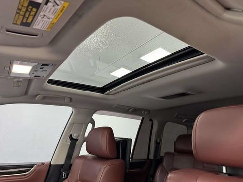 Used 2019 Lexus LX 570 4WD w/ Luxury Package image 33