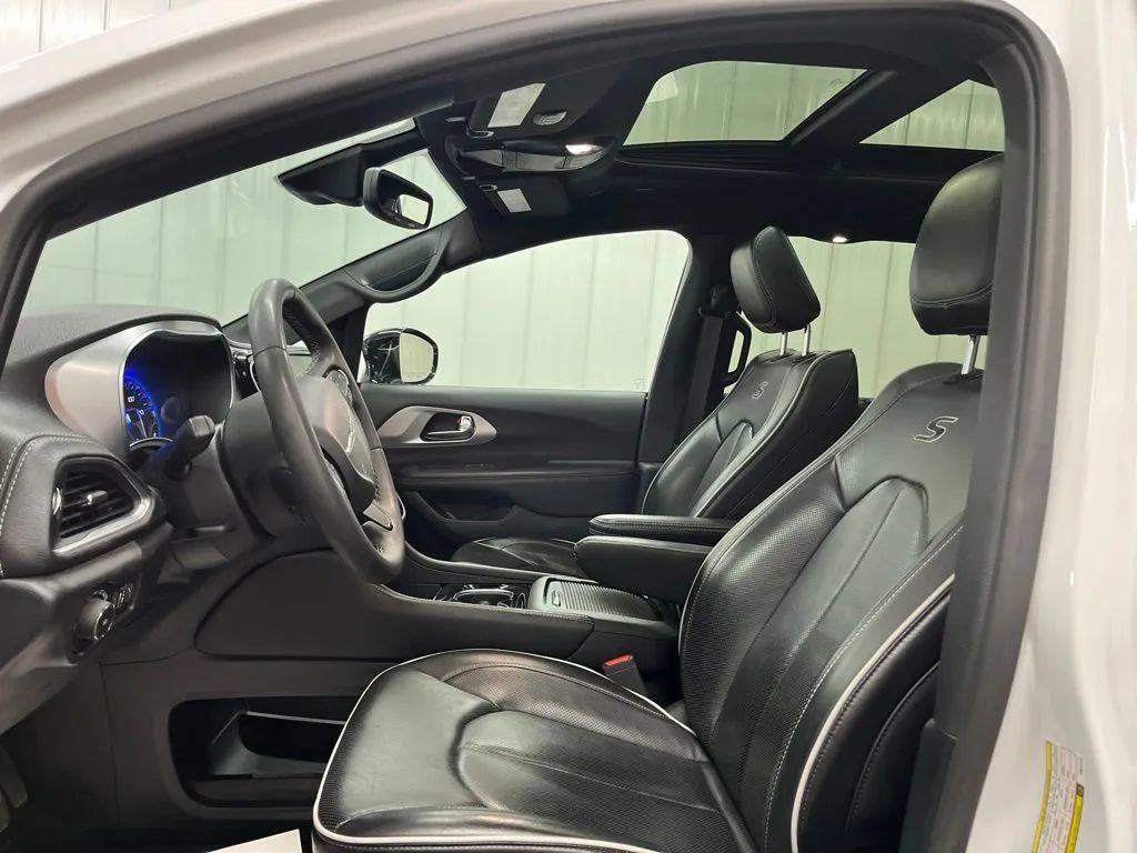 Used 2025 Chrysler Pacifica Limited FWD image 19