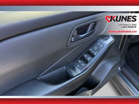 Used 2024 Nissan Rogue S FWD image 17