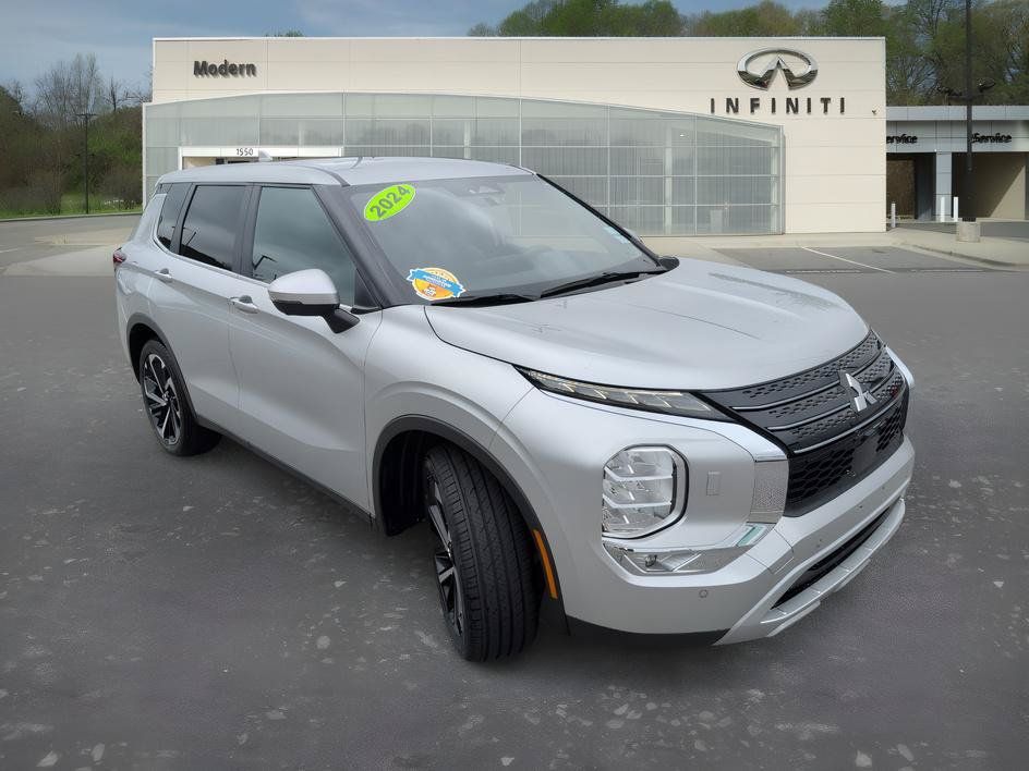 Used 2024 Mitsubishi Outlander SE AWD/4WD image 2