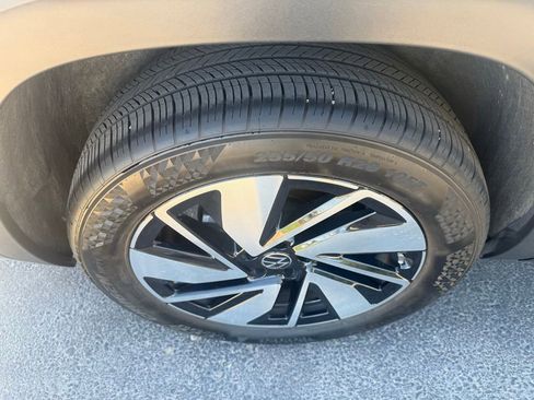 Used 2024 Volkswagen Atlas SE w/ Panoramic Sunroof Package FWD image 7