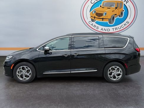 Used 2023 Chrysler Pacifica Limited FWD image 3