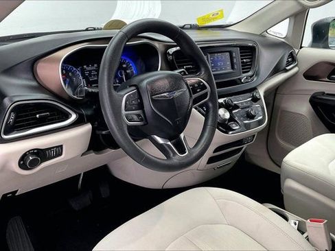 Used 2017 Chrysler Pacifica LX image 14
