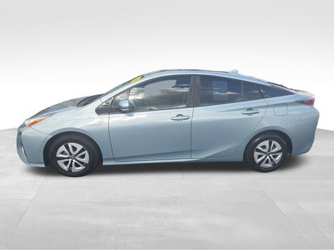 Used 2018 Toyota Prius Three image 2