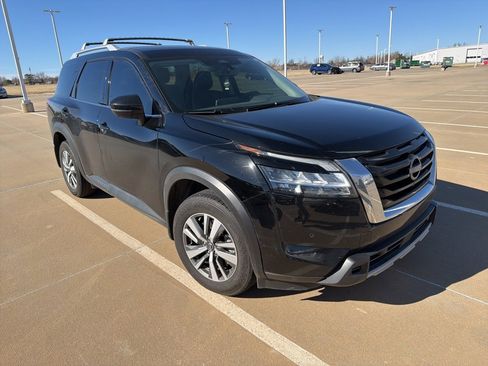 Used 2024 Nissan Pathfinder SL image 3