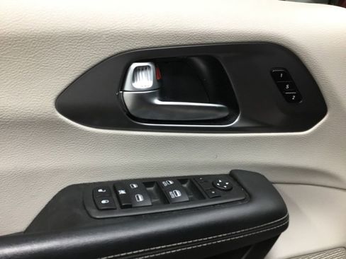 Used 2023 Chrysler Pacifica Touring-L image 7