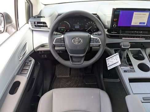 New 2026 Toyota Sienna XLE image 15