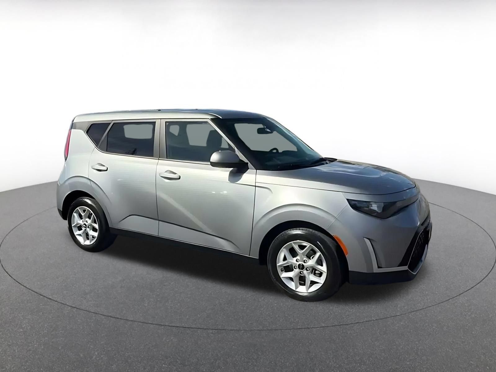Used 2025 Kia Soul LX w/ LX Technology Package FWD image 2