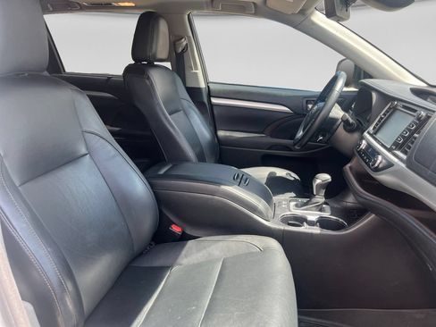 Used 2018 Toyota Highlander XLE FWD image 19