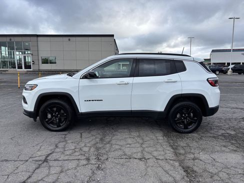 Used 2023 Jeep Compass Latitude w/ Convenience Group AWD/4WD image 4