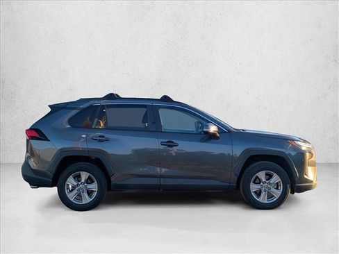 Used 2022 Toyota RAV4 XLE w/ Convenience Package FWD image 4