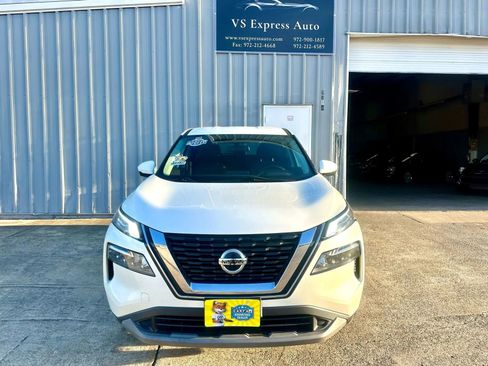 Used 2021 Nissan Rogue SV image 2