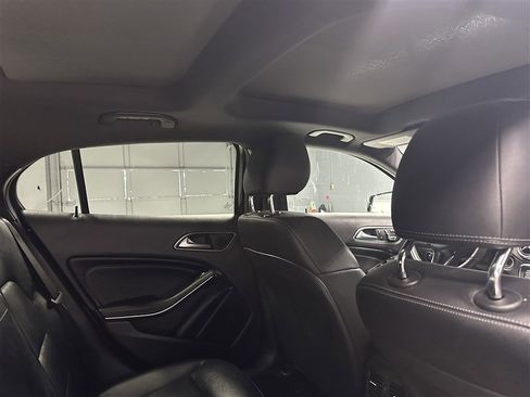 Used 2020 Mercedes-Benz GLA 250 4MATIC w/ Premium Package image 13