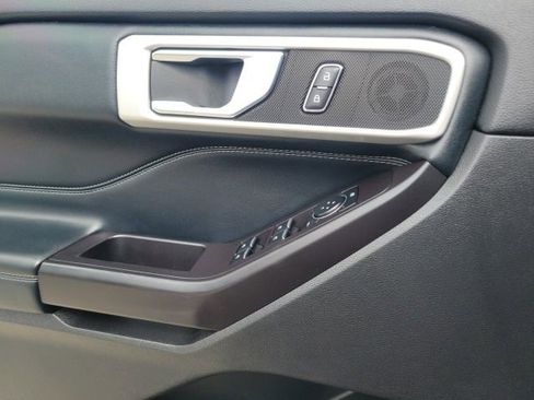 Used 2020 Ford Explorer XLT w/ Equipment Group 202A AWD/4WD image 22