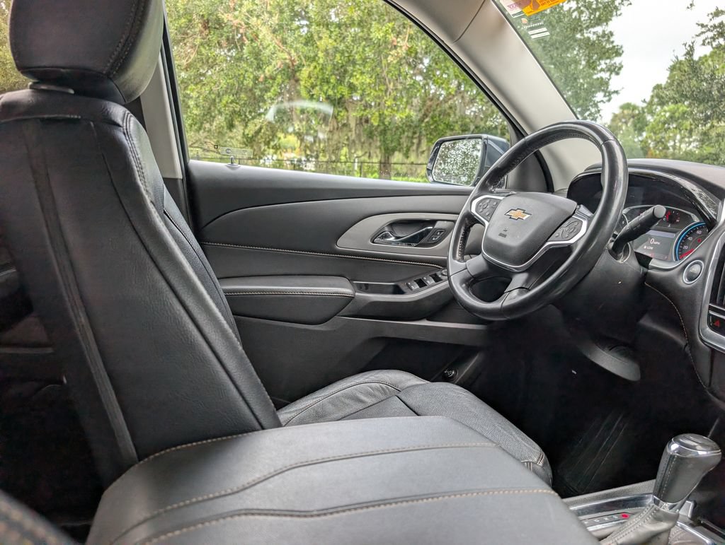 Used 2020 Chevrolet Traverse LT w/ Driver Confidence II Package AWD/4WD image 13