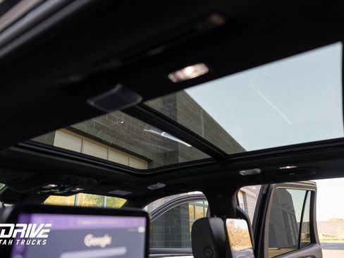 Used 2025 Cadillac Escalade Sport Platinum w/ LPO, ONYX Package image 22