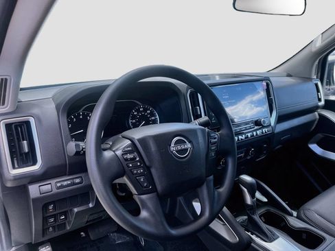 Used 2025 Nissan Frontier SV AWD/4WD image 9
