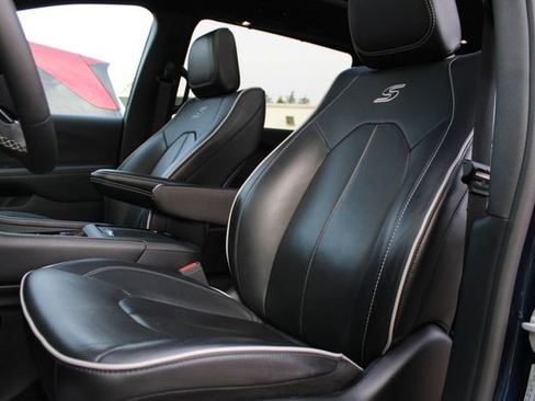 Used 2025 Chrysler Pacifica Limited FWD image 25