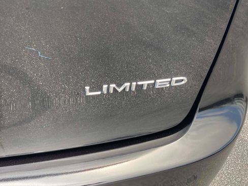 Used 2024 Chrysler Pacifica Limited FWD image 6